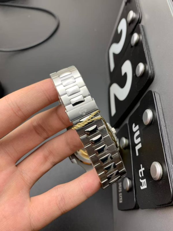 Replica Patek Philippe Nautilus 5711 PF Factory V2 Blue Dial - Image 4